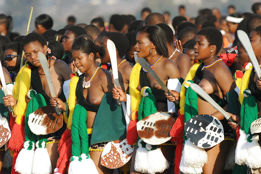 Afrikanische Stämme - Gruppe von schönen Frauen
 #92696003
