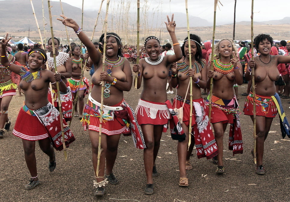 アフリカの部族 - 美しい女性のグループ
 #92696005