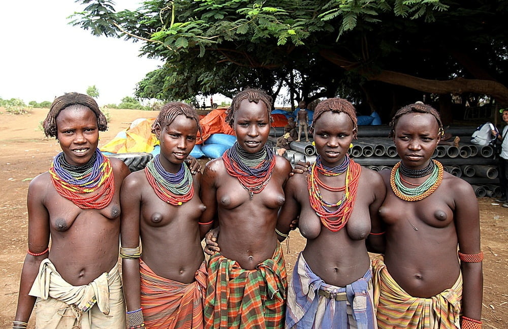 Afrikanische Stämme - Gruppe von schönen Frauen
 #92696009