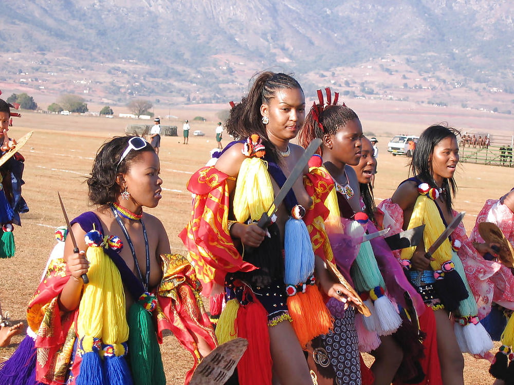 Tribus africaines - groupe de belles femmes
 #92696015