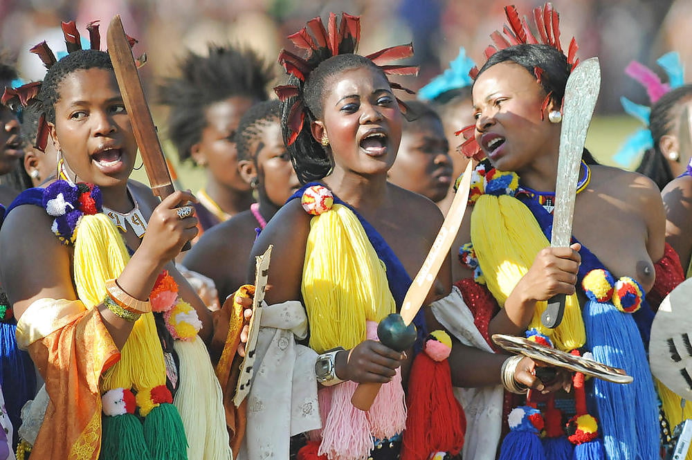 Afrikanische Stämme - Gruppe von schönen Frauen
 #92696035