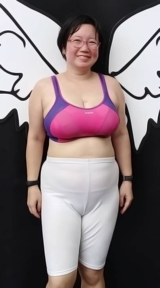 Sexy große Titten asiatische Milf yuk lin
 #95125291