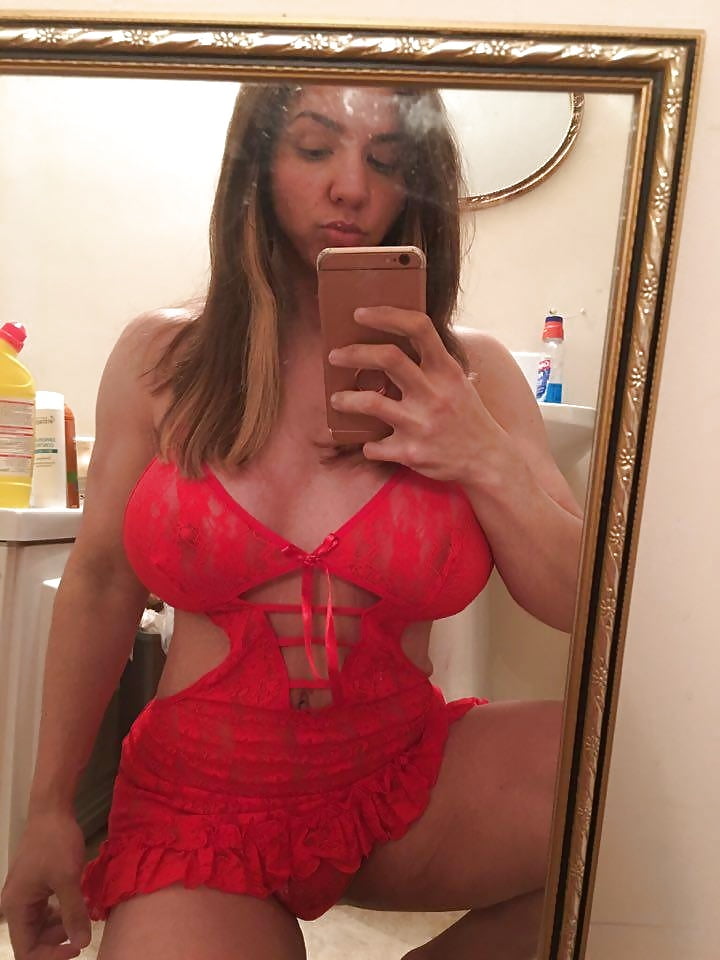 Tabbyanne taquine mes amis gros clito chatte serrée robe rouge
 #106620090