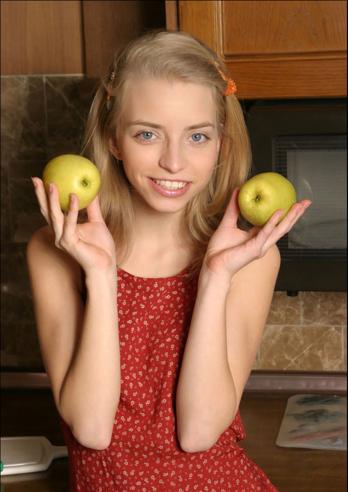 女はフルーツがお好き 01
 #82176387