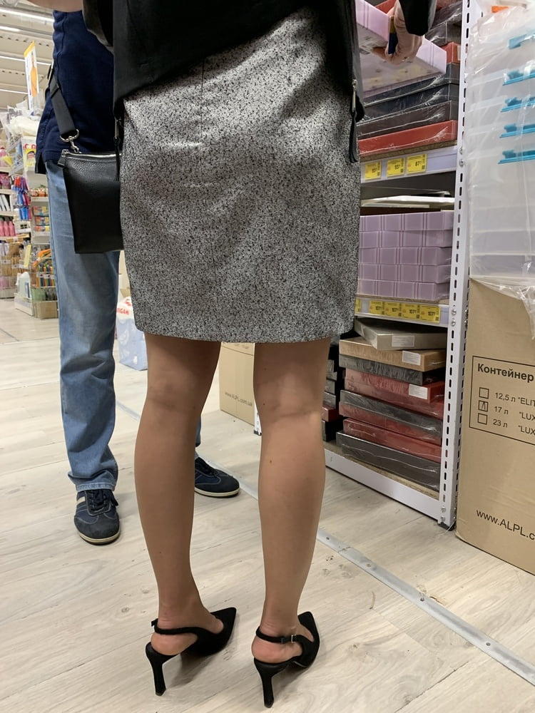 Femme d'affaires jupe haute. Milf mature jupe haute.
 #97263047