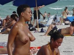 Ebenholz topless am Strand
 #91013524