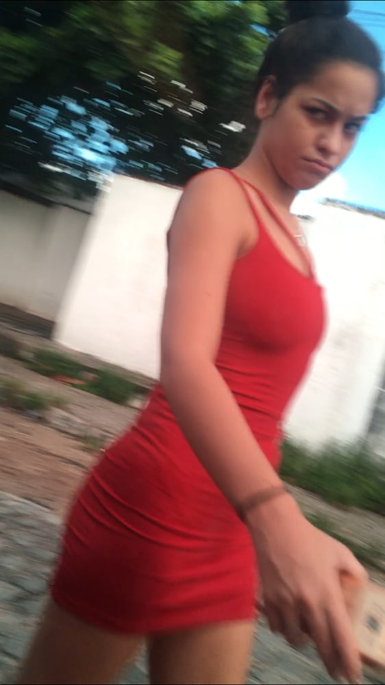 Gostosa desconfiada de vestido vermelho colado #91526642