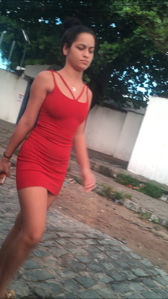 Gostosa desconfiada de vestido vermelho colado #91526645