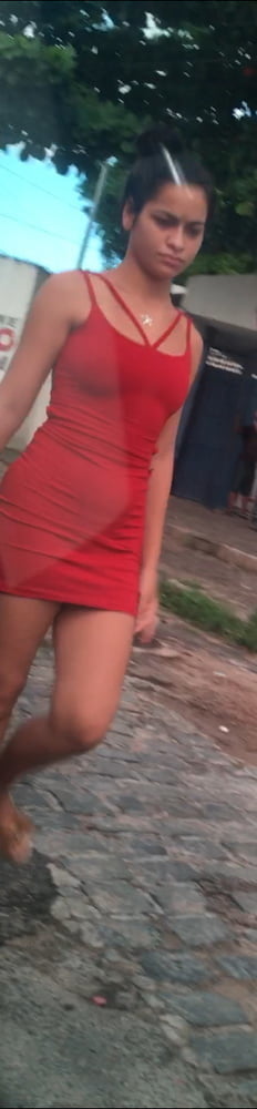 Gostosa desconfiada de vestido vermelho colado #91526650