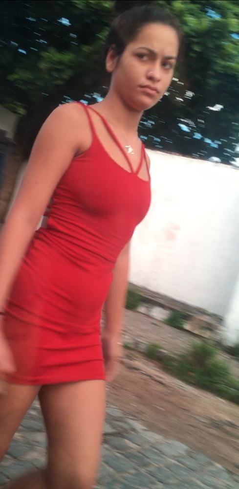Gostosa desconfiada de vestido vermelho colado #91526665