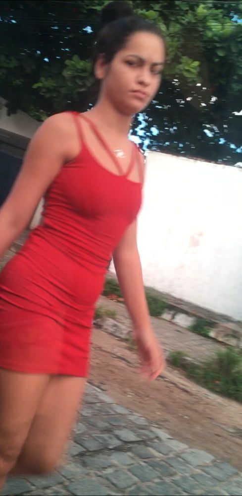 Gostosa desconfiada de vestido vermelho colado #91526668