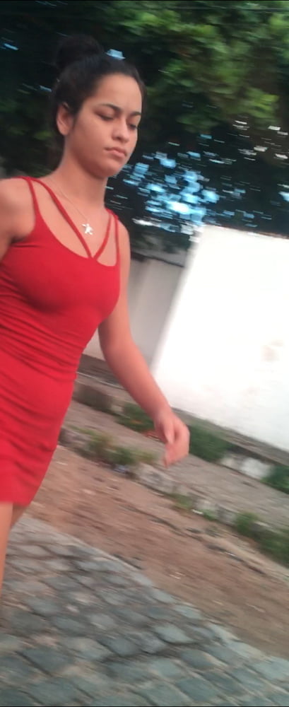 Gostosa desconfiada de vestido vermelho colado #91526671