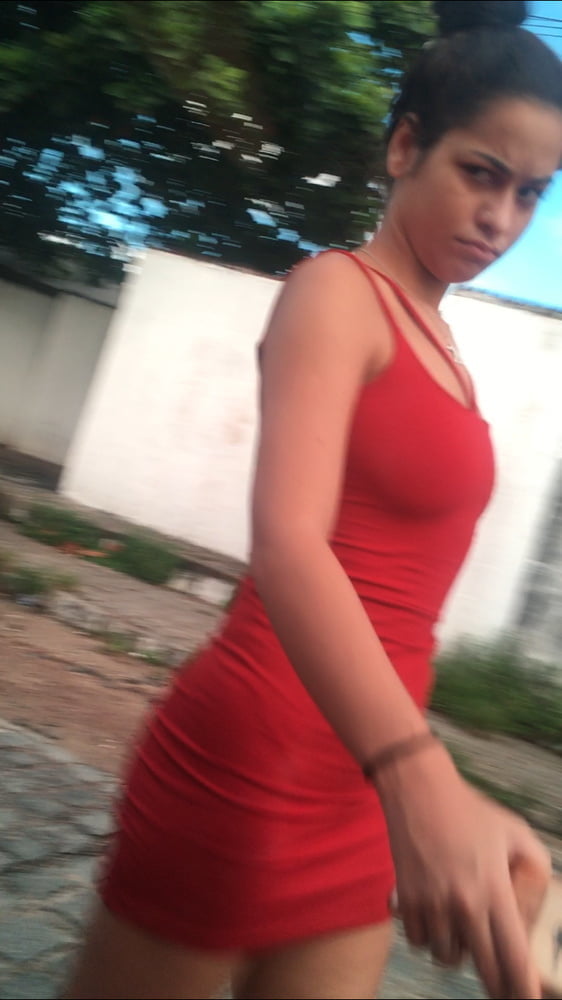 Gostosa desconfiada de vestido vermelho colado #91526680