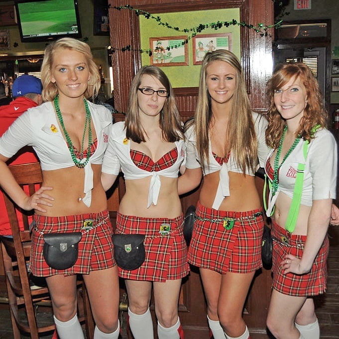 Chicas delgadas y esbeltas, 95 años.
 #81764630