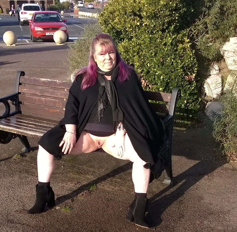 A les femmes
 #93823993