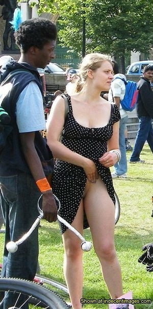 A les femmes
 #93824038