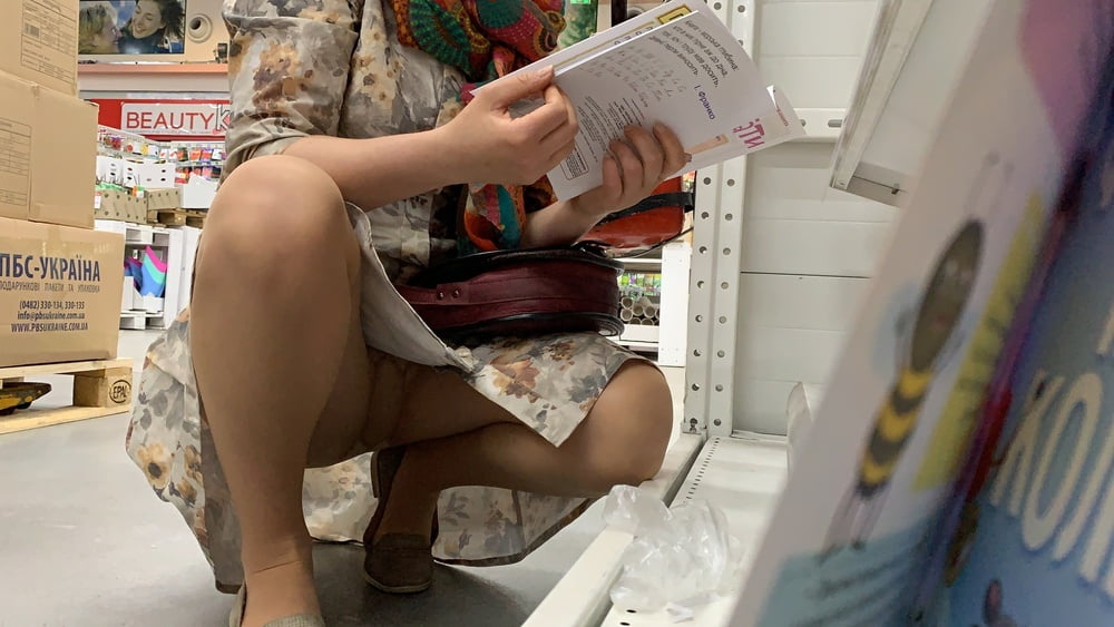 Upskirt in bookmall
 #97478067