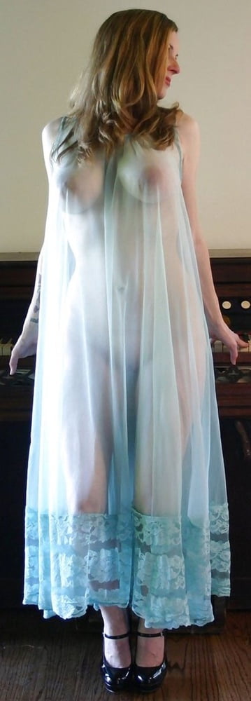 Robe sexy, transparente et décolletée 3
 #99558437